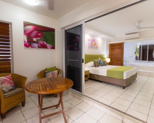 palm-cove-accommodation-spa-suite (1)