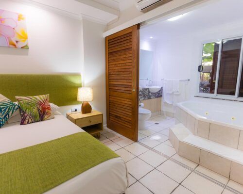 palm-cove-accommodation-spa-suite (2)