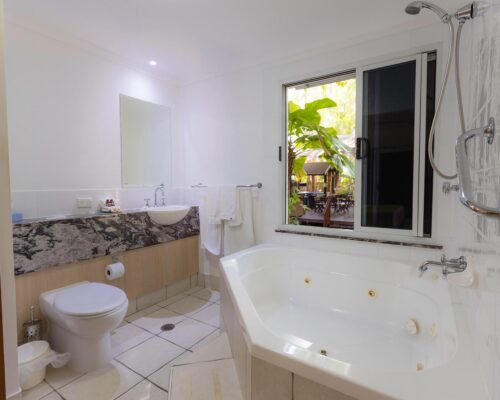 palm-cove-accommodation-spa-suite (4)