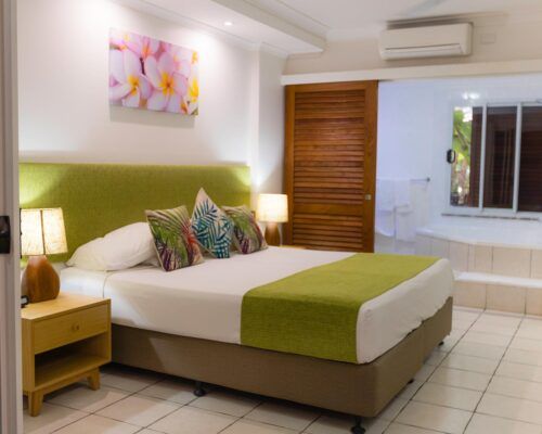 palm-cove-accommodation-spa-suite (5)