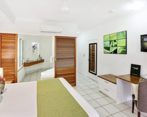 palm-cove-accommodation-superior-spa-suite (1)