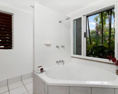 palm-cove-accommodation-superior-spa-suite-27 (3)