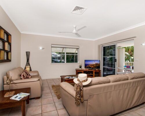 palm-cove-accommodation-town-house-(22)